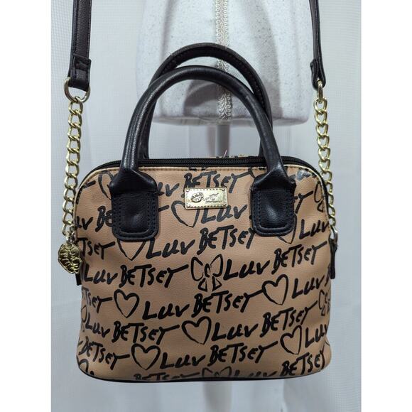 BETSEY JOHNSON! BLACK & TAN LOGO FABRIC CROSSBODY PURSE, BAG, HANDBAG! SWEET! - Picture 3 of 12